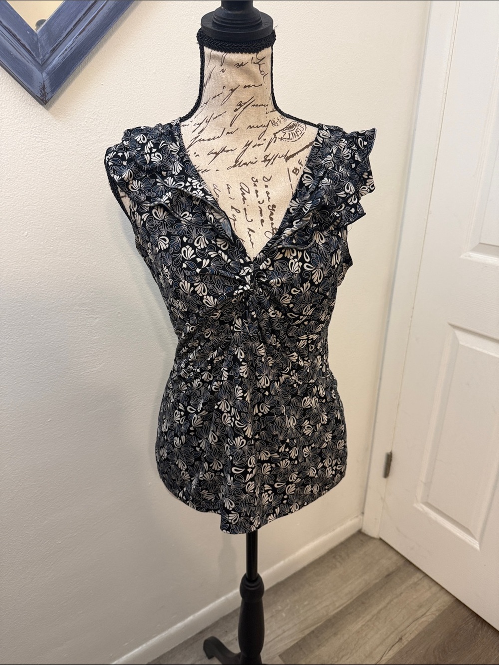 Women's Black & White Floral Twist-Front Cap-Sleeve Tunic Top